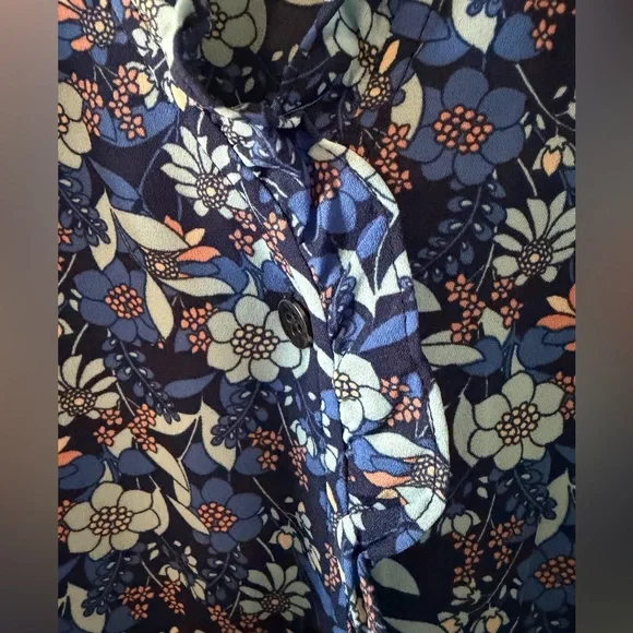 Cabi Blue Floral Sleeveless Top. Button front with small ruffle collar & edge. - Picture 4 of 9
